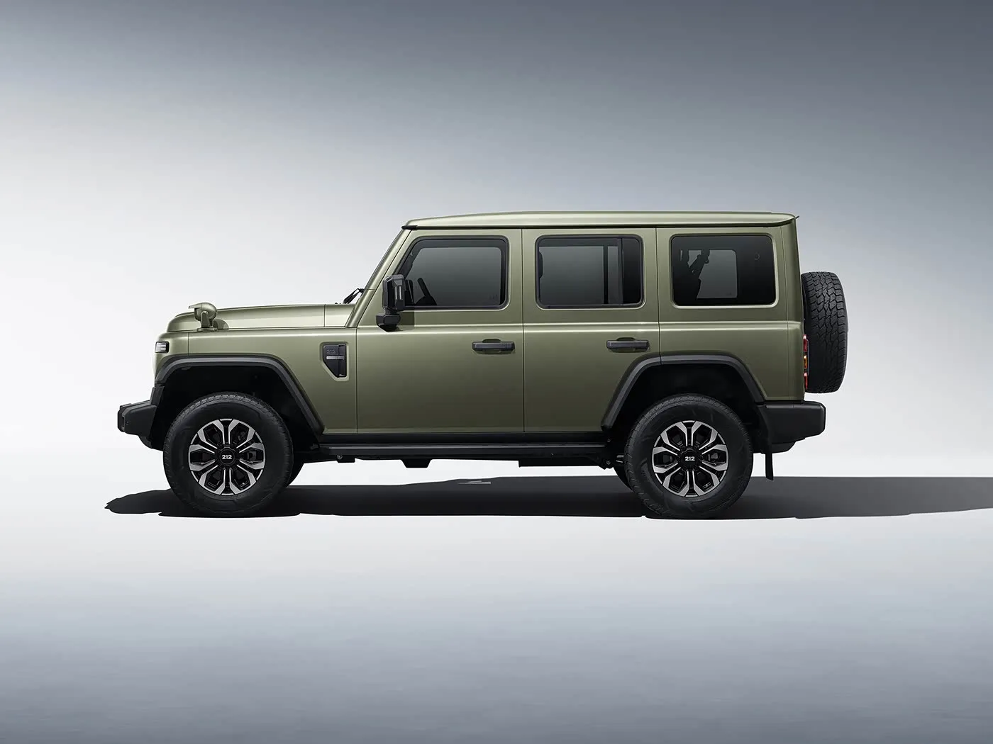 2025 BAIC 212 T01 रग्ड 4WD कॉम्पैक्ट SUV गैसोलीन/डीज़ल 8AT और लेदर इंटीरियर हीटेड लेदर स्टीयरिंग व्हील लॉन्ग व्हीलबेस