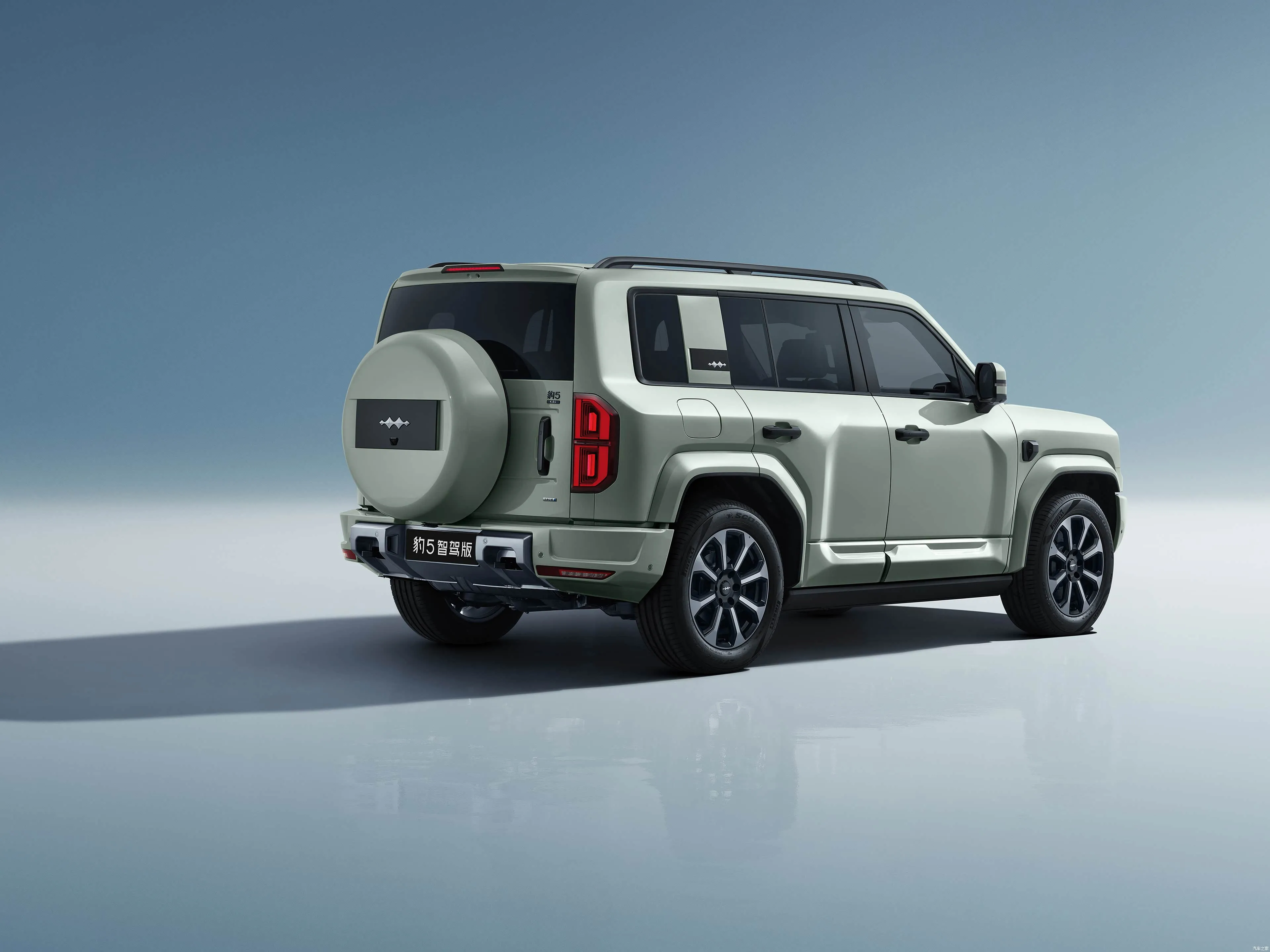 प्रीमियम BYD लेपर्ड 5 हाइब्रिड PHEV ऑफ-रोड एसयूवी w/15.6" स्क्रीन 4x4 ड्राइव 4WD 83L ईंधन टैंक