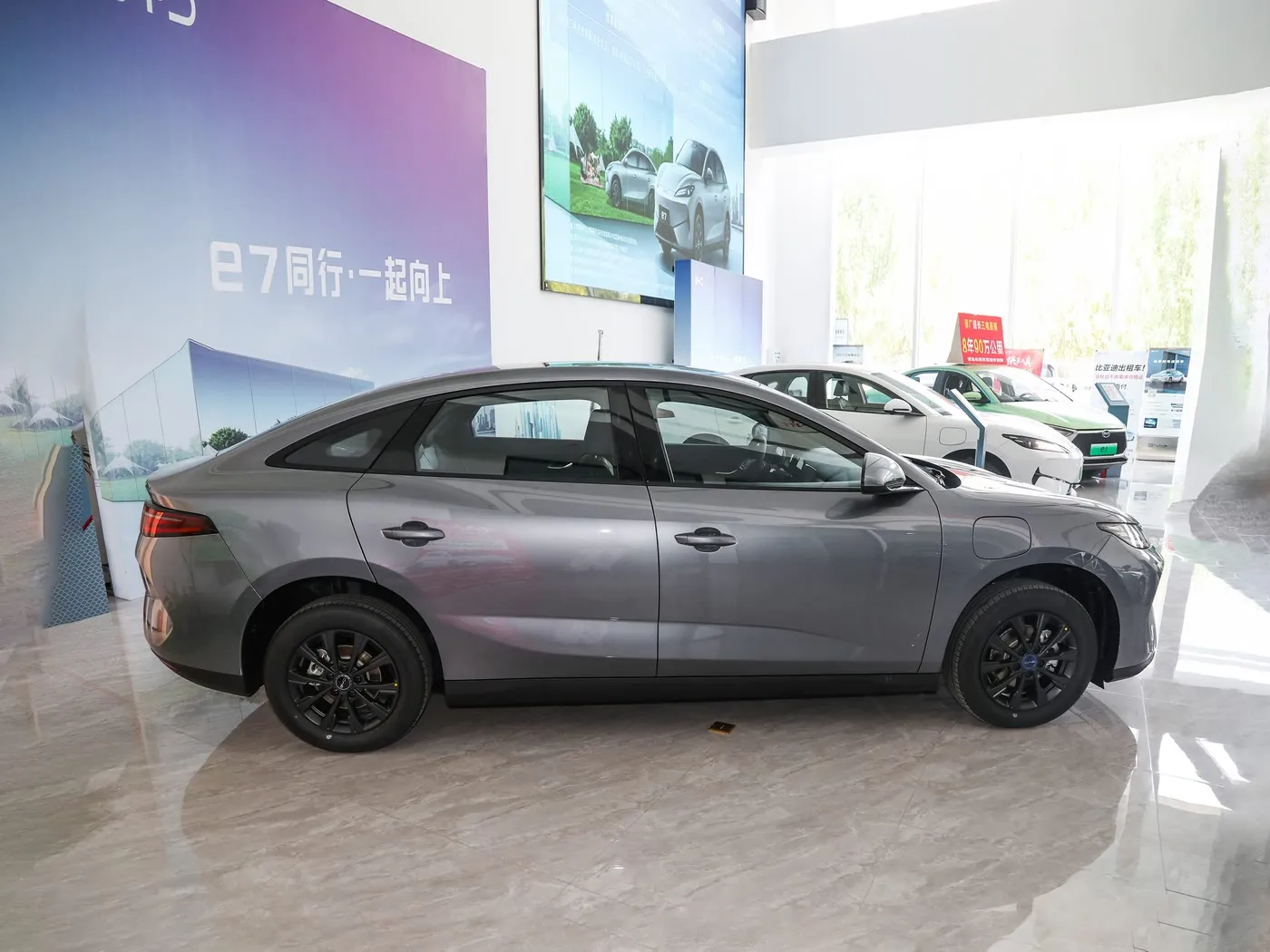 नया मॉडल BYD E7 EV कार 150 किमी/घंटा टॉप स्पीड 136HP 180Nm टॉर्क 5 सीटर इलेक्ट्रिक वाहन