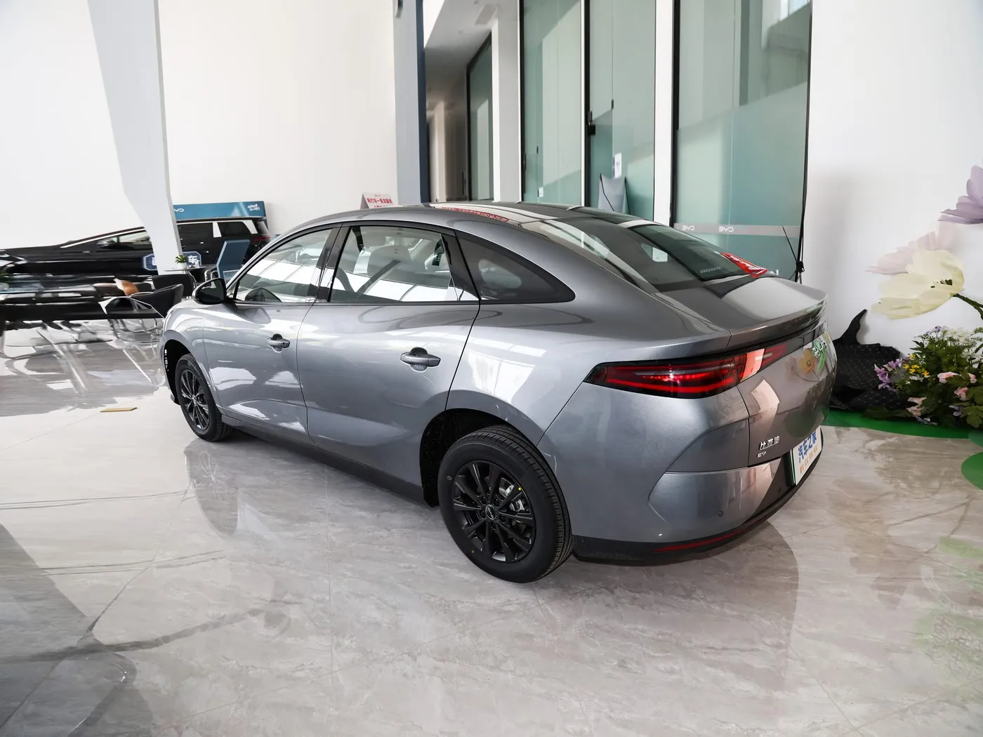 नया मॉडल BYD E7 EV कार 150 किमी/घंटा टॉप स्पीड 136HP 180Nm टॉर्क 5 सीटर इलेक्ट्रिक वाहन