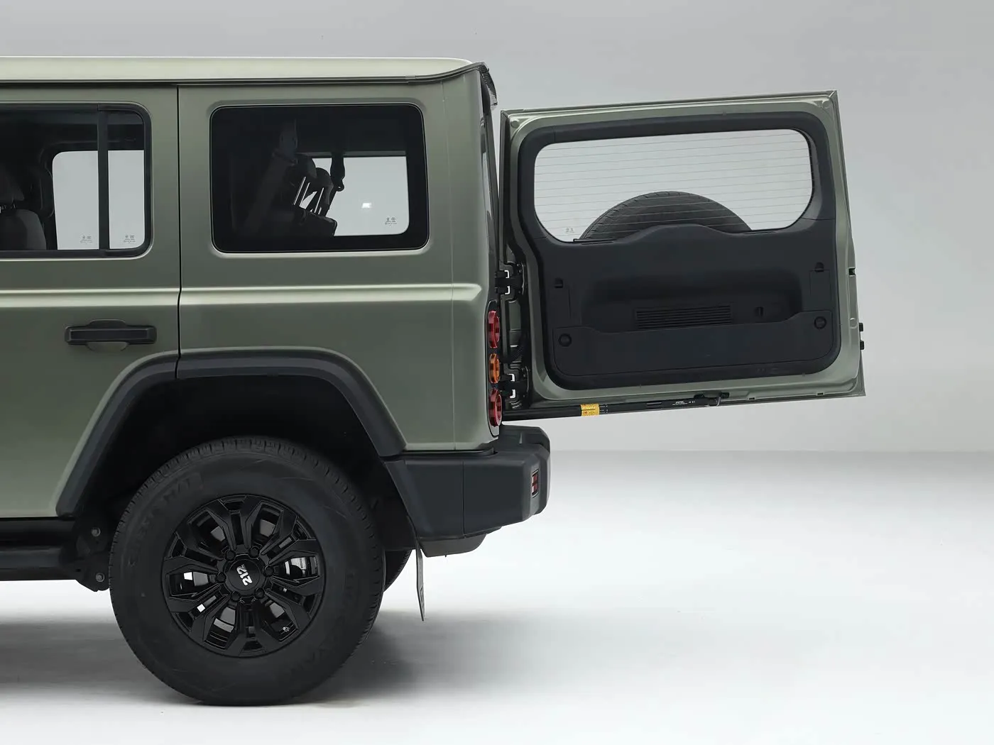 2025 BAIC 212 T01 रग्ड 4WD कॉम्पैक्ट SUV गैसोलीन/डीज़ल 8AT और लेदर इंटीरियर हीटेड लेदर स्टीयरिंग व्हील लॉन्ग व्हीलबेस