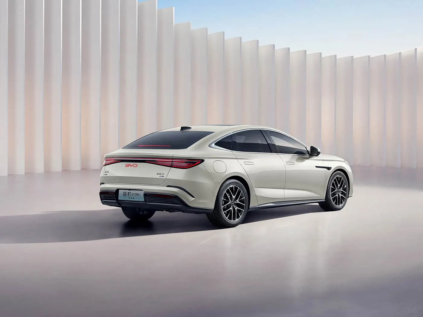 BYD सील 07 DM-i इलेक्ट्रिक एसयूवी हाई-स्पीड ऑटो सेडान EV मोटर के साथ 4-सीटर लेफ्ट स्टीयरिंग नई ऊर्जा वाहन सुविधाएँ
